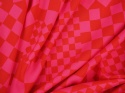 Wiskoza krepa - Czerwone szachownice i romby na ciemnym różu