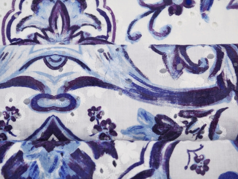 Bawełna ażurowa biała niebieskie ornamenty Bawełna ażurowa biała niebieskie ornamenty