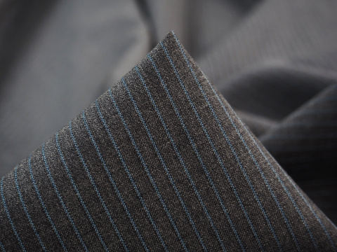 Wełna naturalna - Błękitny prążek na ciemnym szarym