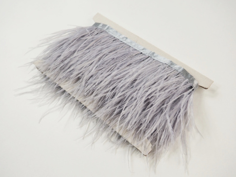 szare pióra na taśmie