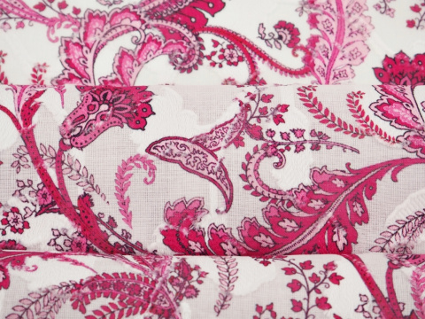 biała bawełna devore w różowe roślinne ornamenty i paisley'e biała bawełna devore w różowe roślinne ornamenty i paisley'e