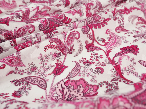 biała bawełna devore w różowe roślinne ornamenty i paisley'e biała bawełna devore w różowe roślinne ornamenty i paisley'e
