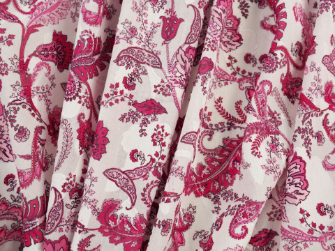 biała bawełna devore w różowe roślinne ornamenty i paisley'e biała bawełna devore w różowe roślinne ornamenty i paisley'e