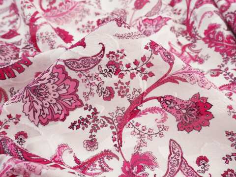 biała bawełna devore w różowe roślinne ornamenty i paisley'e biała bawełna devore w różowe roślinne ornamenty i paisley'e