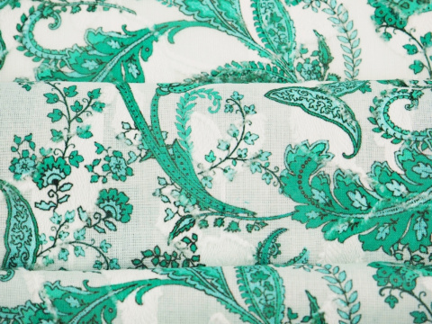 biała bawełna devore w miętowe, roślinne ornamenty i paisley'e biała bawełna devore w miętowe, roślinne ornamenty i paisley'e