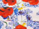 bawełna w maki, chabry, żonkile i niebieskie kwiaty na białym tle