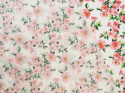 biały jedwab w różowe kwiaty pigwy