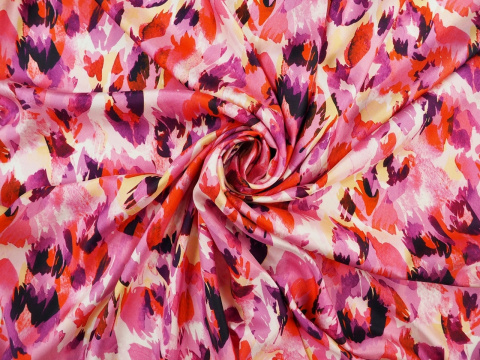 jedwab w stylizowaną panterkę w odcieniach fioletu i czerwieni