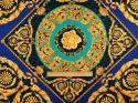 jedwab w złote ornamenty na niebieskim tle