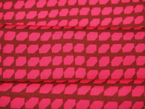 wiskoza w różowy, geometryczny wzór na bordowym tle wiskoza w różowy, geometryczny wzór na bordowym tle