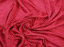wiskoza w różowy, geometryczny wzór na bordowym tle