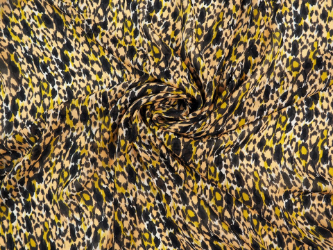 szyfon w abstrakcyjne czarne i cieliste cętki na przecieranym biało-żółtym tle
