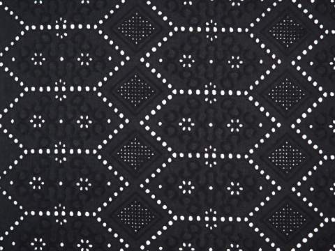 czarna bawełna ażurowa geometryczny wzór z kwiatami czarna bawełna ażurowa geometryczny wzór z kwiatami
