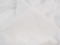 biała bawełna haftowana w roślinny wzór