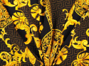 czarny jedwab w złote ornamenty i medaliony oraz brązowe meandry