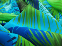 niebieski jedwab w zielone liście palmowe