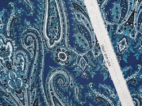 niebieski jedwab w orientalny wzór paisley niebieski jedwab w orientalny wzór paisley