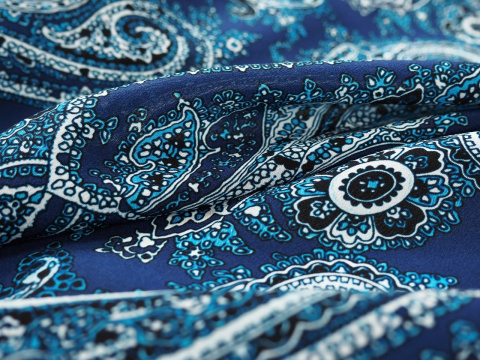 niebieski jedwab w orientalny wzór paisley niebieski jedwab w orientalny wzór paisley
