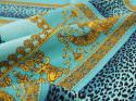 niebieski panel jedwabny we wzór z lampartem, złotymi ornamentami i panterką