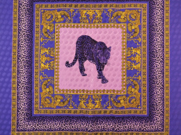 Jedwab wytłaczany - Lampart i ornamenty fiolet [panel 0,9 m]