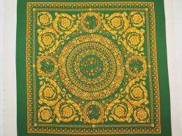 Jedwab wytłaczany - Złote ornamenty na zieleni [panel 0,9 m]