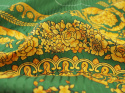 wytłaczany jedwab zielony w złote ornamenty roślinne