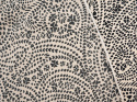 piaskowa wiskoza paisley z czarnych kropek