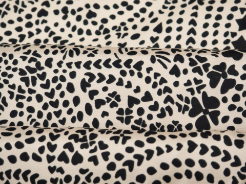 piaskowa wiskoza paisley z czarnych kropek piaskowa wiskoza paisley z czarnych kropek