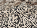 piaskowa wiskoza paisley z czarnych kropek