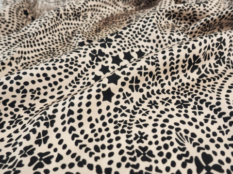 piaskowa wiskoza paisley z czarnych kropek piaskowa wiskoza paisley z czarnych kropek
