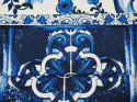 biała bawełna w niebieskie, roślinne ornamenty i kafle