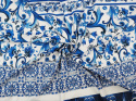 biała bawełna w niebieskie, roślinne ornamenty i kafle