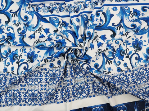 biała bawełna w niebieskie, roślinne ornamenty i kafle
