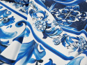 biała bawełna w niebieskie, roślinne ornamenty i kafle