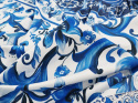 biała bawełna w niebieskie, roślinne ornamenty i kafle