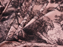 dzianina bawełniana w kolorze pudrowego różu w czarne ryciny drzew i zwierząt