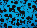 niebieski jedwab w czarne kwiaty