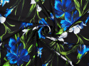 czarny jedwab w niebieskie kwiaty