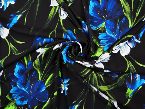czarny jedwab w niebieskie kwiaty