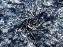 jedwab w kolorze błękitu pruskiego w białe ryciny drzew i zwierząt