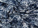 jedwab w kolorze błękitu pruskiego w białe ryciny drzew i zwierząt