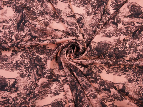 jedwab w kolorze łososiowego różu w czarne ryciny drzew i zwierząt