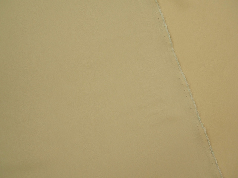 jedwab w chłodnym kolorze beżowym