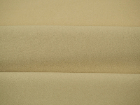 jedwab w chłodnym kolorze beżowym