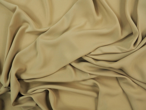 jedwab w chłodnym kolorze beżowym