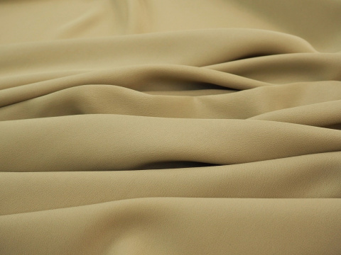 jedwab w chłodnym kolorze beżowym