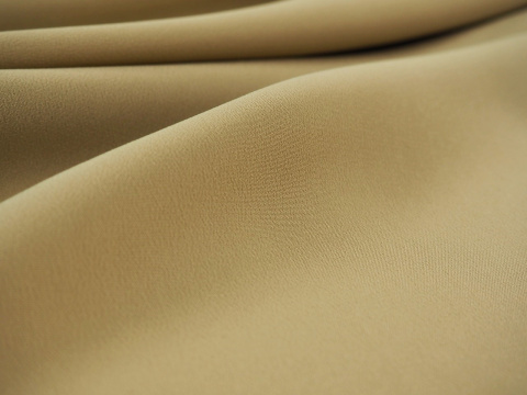 jedwab w chłodnym kolorze beżowym