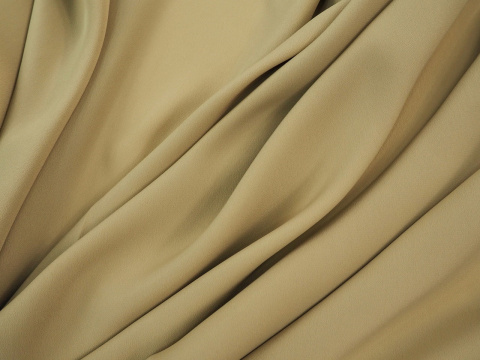 jedwab w chłodnym kolorze beżowym