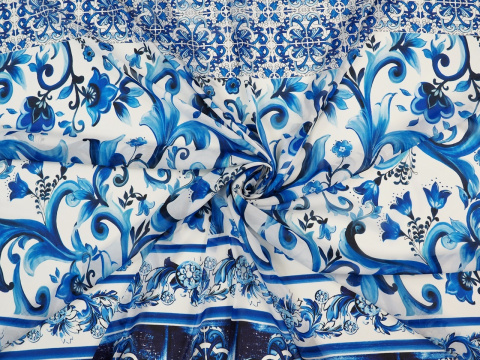 biały szyfon jedwabny w niebieskie ornamenty roślinne i kafle
