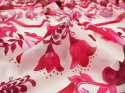 biały szyfon jedwabny w różowe, roślinne ornamenty i kafle